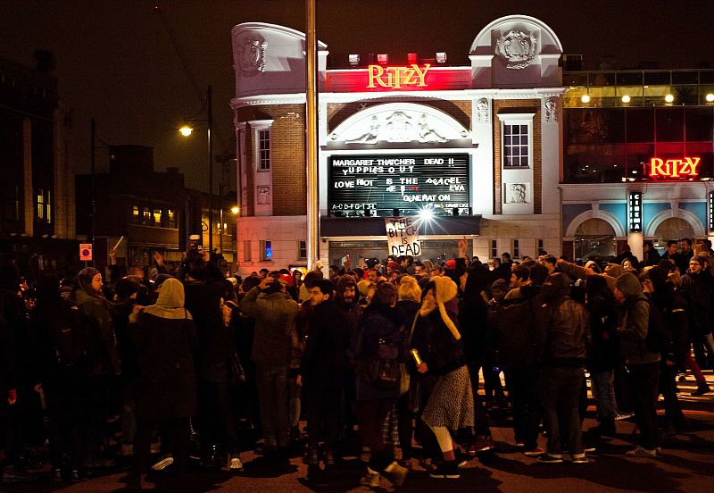 Poco después de la medianoche del martes, cientos de personas celebraban una fiesta en el sur de Londres por la muerte de la ex primera ministra