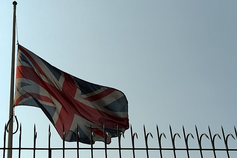 La bandera británica ondea a media asta en la sede de la Comisión Británica en Colombo, Sri Lanka