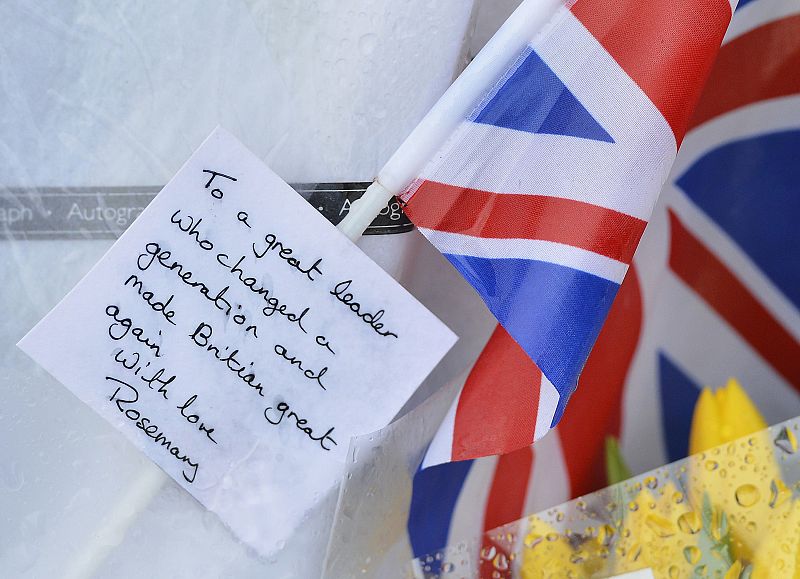 La nota en la ofrenda floral agradece que "cambiara a una generación e hiciera al Reino Unido grande de nuevo"