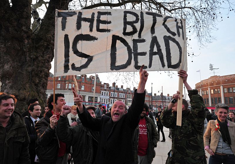 Varias personas celebran la muerte de Thatcher con una pancarta en la que se lee: "La puta está muerta"