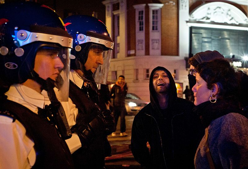 Policías antidisturbios frente a los jóvenes que participaban en la fiesta