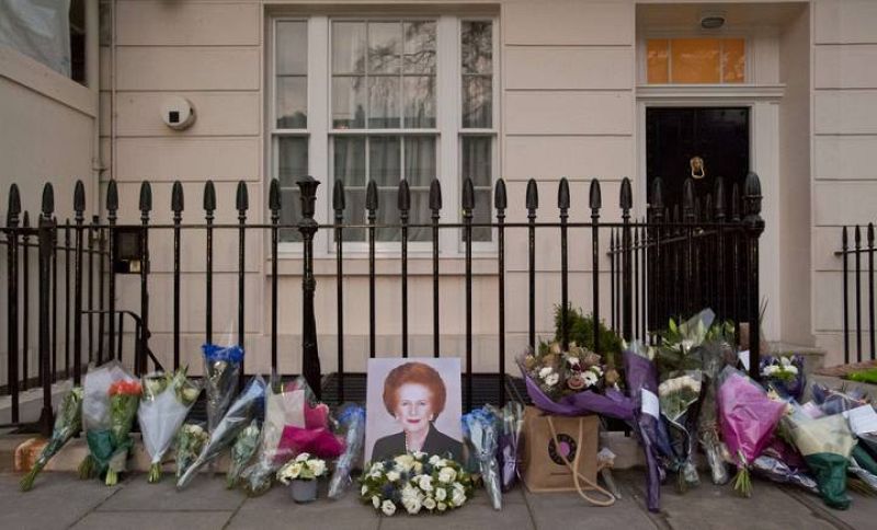 Fotografías y flores recuerdan a la ex primera ministra Margaret Thatcher, muerta el lunes, en la puerta de su vivienda en el centro de Londres