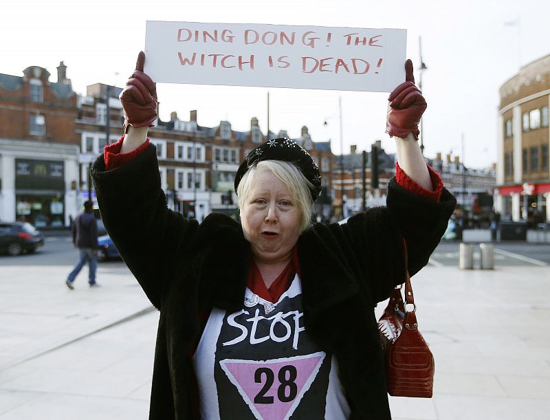 "Dong, dong, la bruja está muerta", puede leerse en el cartel de esta manifestante