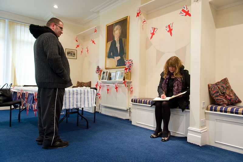 Una mujer firma en el libro de condolencias en la sede del Partido Conservador en Finchley, en el norte de Londres