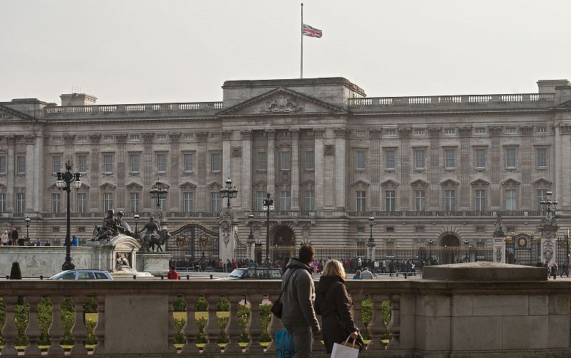 La bandera británica, a media asta en el palacio de Buckingham