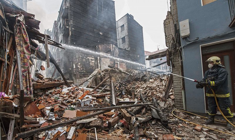 UN INCENDIO EN BERMEO DESALOJA A DECENAS DE VECINOS Y DERRUMBA DOS EDIFICIOS