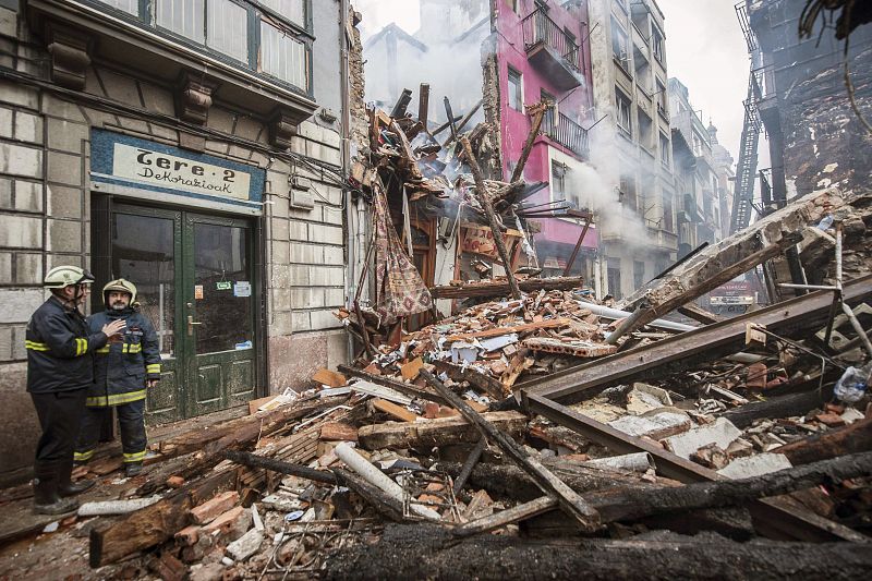 UN INCENDIO EN BERMEO DESALOJA A DECENAS DE VECINOS Y DERRUMBA DOS EDIFICIOS