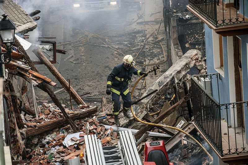 UN INCENDIO EN BERMEO DESALOJA A DECENAS DE VECINOS Y DERRUMBA DOS EDIFICIOS