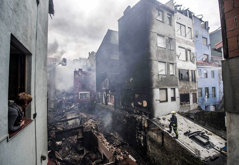 UN INCENDIO EN BERMEO DESALOJA A DECENAS DE VECINOS Y DERRUMBA DOS EDIFICIOS