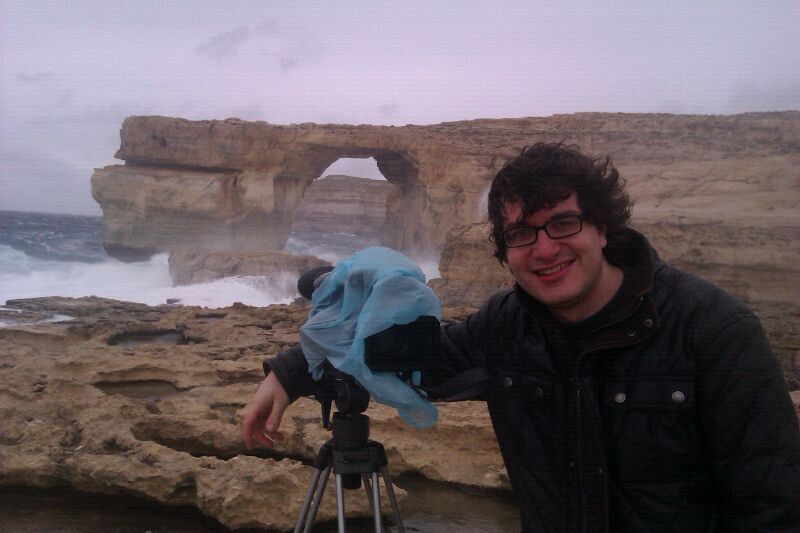 En un día inusualmente ventoso y lluvioso, Álvaro graba un Mediterráneo enfadado en la Azure Window de la isla de Gozo