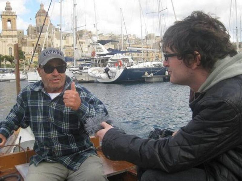 Walter y Álvaro charlan sobre una piragua maltesa antes de salir a dar una vuelta por el Gran Puerto