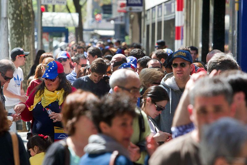 VENEZOLANOS VOTAN EN BARCELONA