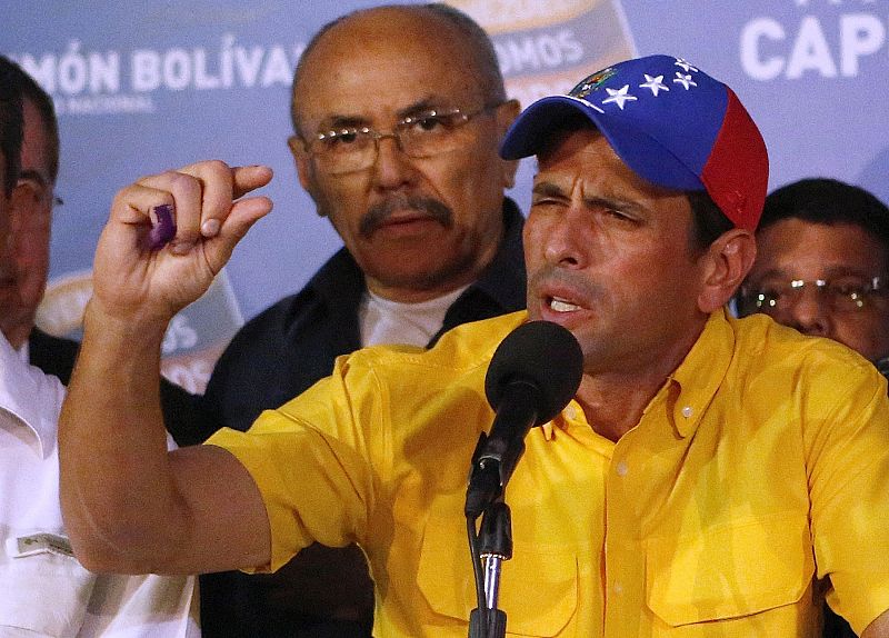 El líder opositor venezolano, Henrique Capriles, anuncia que no reconoce los resultados