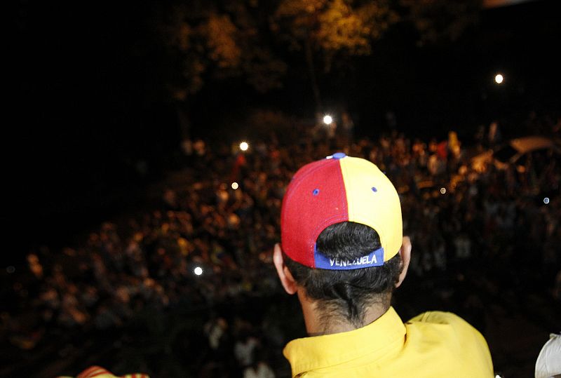 Capriles sale a saludar a sus seguidores en Caracas