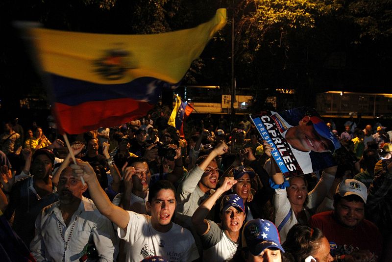 Partidarios de la oposición gritan frente al cuartel general de su campaña