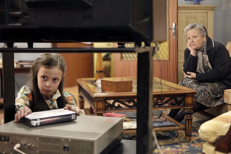 María se ha encontrado en el salón de casa la cinta de la película 'El puente sobre el río Kwai' y, como buena cinéfila, se dispone a disfrutar de este clásico junto a su abuela