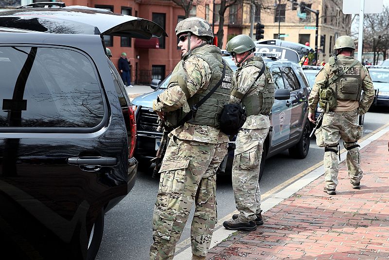 Miembros de la policía estatal en una calle cerca de la plaza Kenmore de Boston