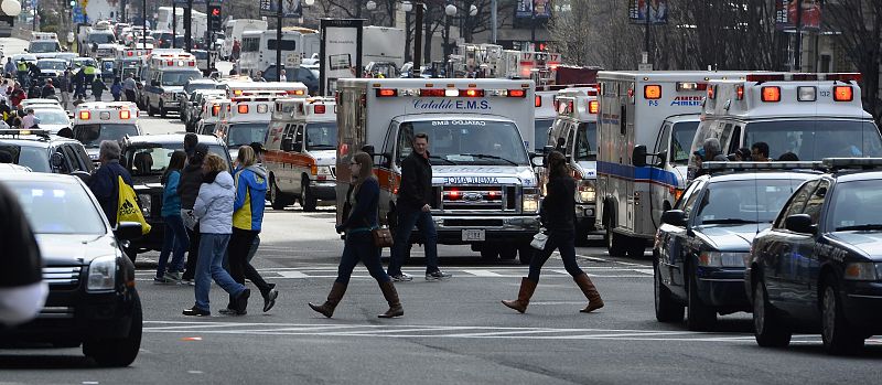 Vista de ambulancias en la Avenida Huntington de Boston