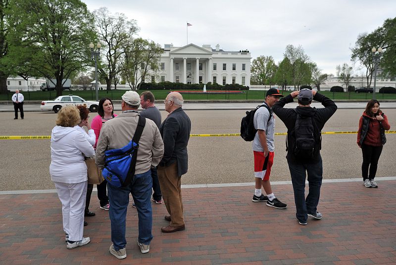 Turistas se concentran enfrente de la Casa Blanca