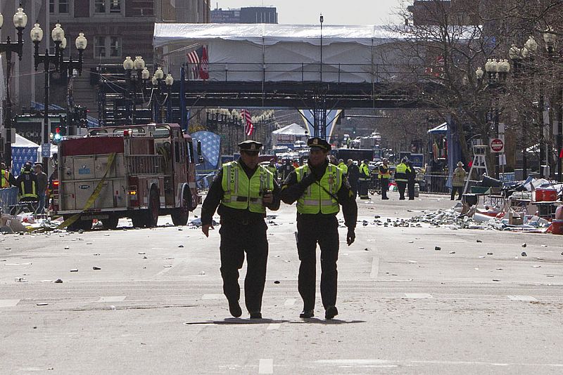 Policías de Boston patrullan por la calle Boylston de Boston, cerca del lugar de las explosiones