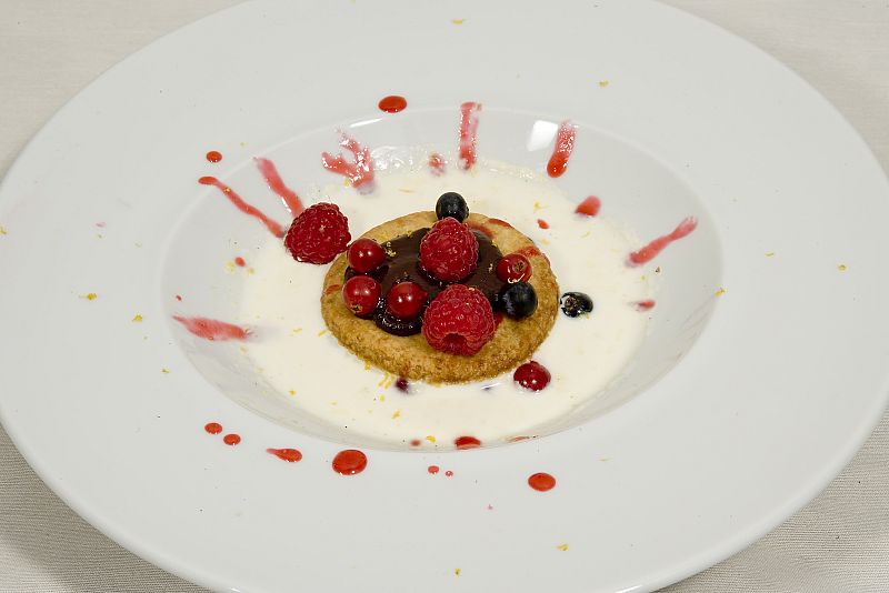MasterChef - Crujiente de masa quebrada sobre sopa de vainilla y coulise de frutos rojos