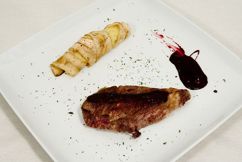 MasterChef - Presa ibérica con salsa de vino tinto y frutos del bosque y canelón de boletus con patata