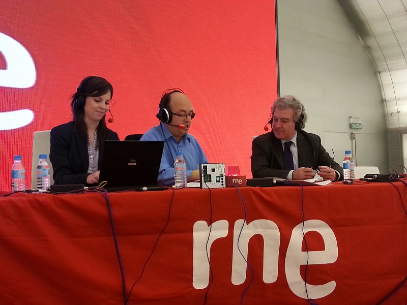 De izquierda a derecha, Mara Peterssen, Manolo HH y César Antonio Molina, director de la Casa del Lector de Madrid.