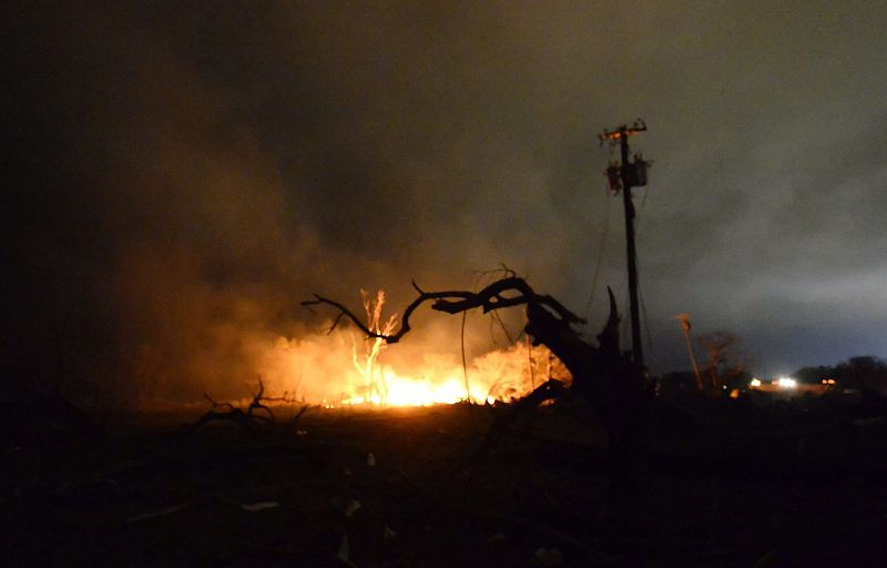 El fuego continuaba activo tras la deflagración, que se ha oído a 70 km de distancia