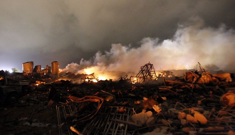 Restos humeantes de la planta de producción de fertilizantes que ha estallado en West, Texas