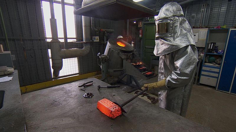 Lingote de oro al rojo vivo al final del proceso de fundición