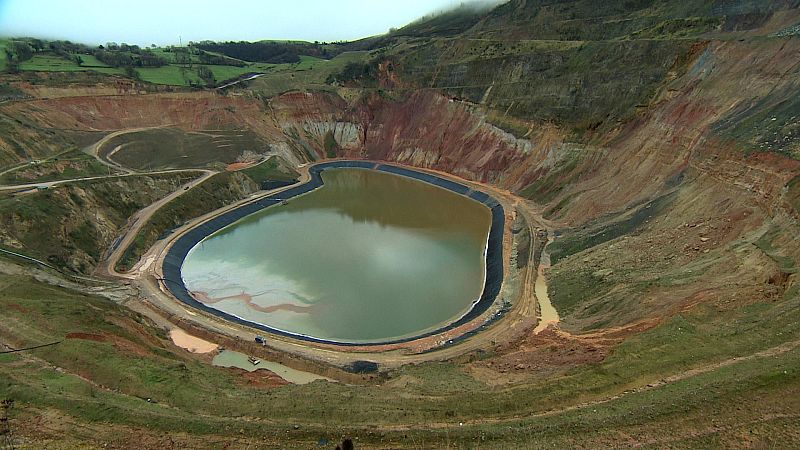 Balsa de residuos en las instalaciones de Kinbauri en Boinás