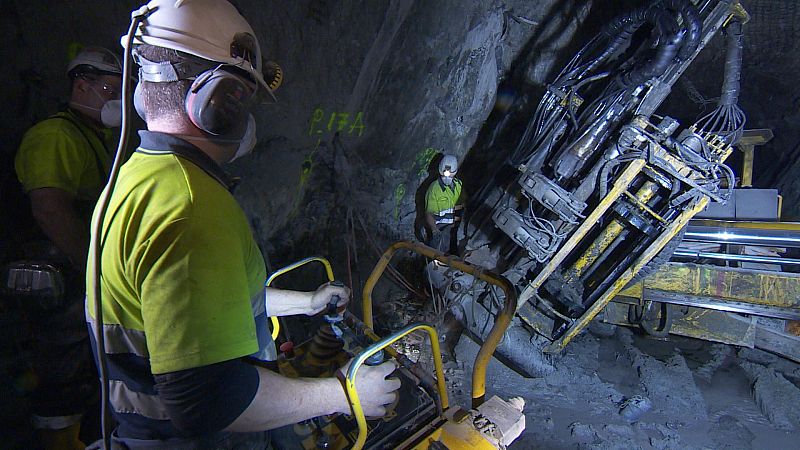 Mineros dentro de la mina