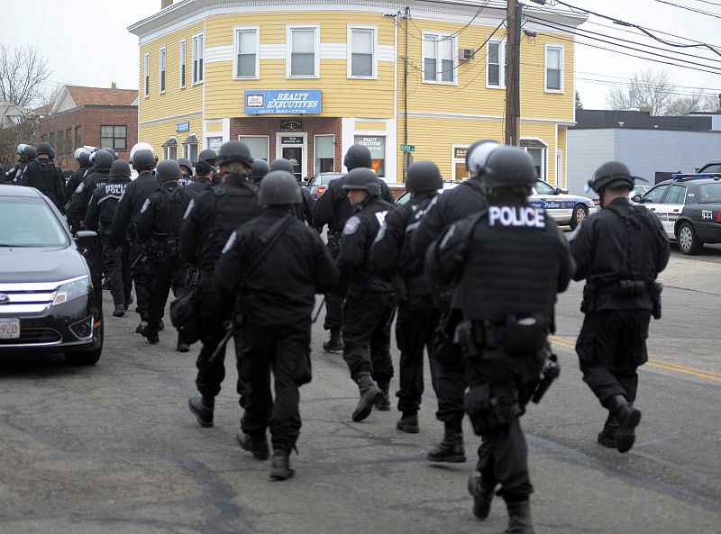 La Policía decreta el toque de queda en Watertown.