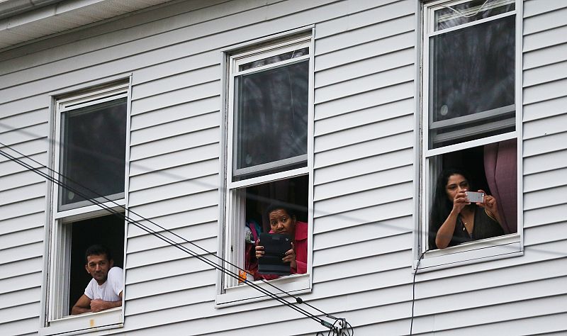 Los vecinos de Watertown observan desde sus ventanas.