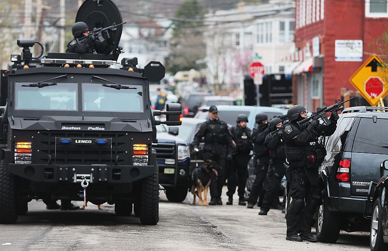 Agentes de la Policía vigilan las calles.