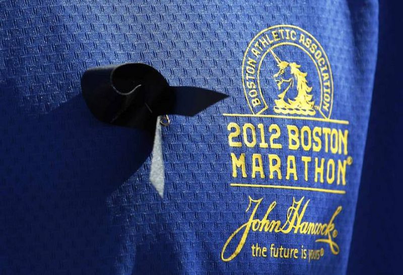 Runner Jason Darnall of Kentucky wears a black ribbon at the start of the mass race of the London Marathon