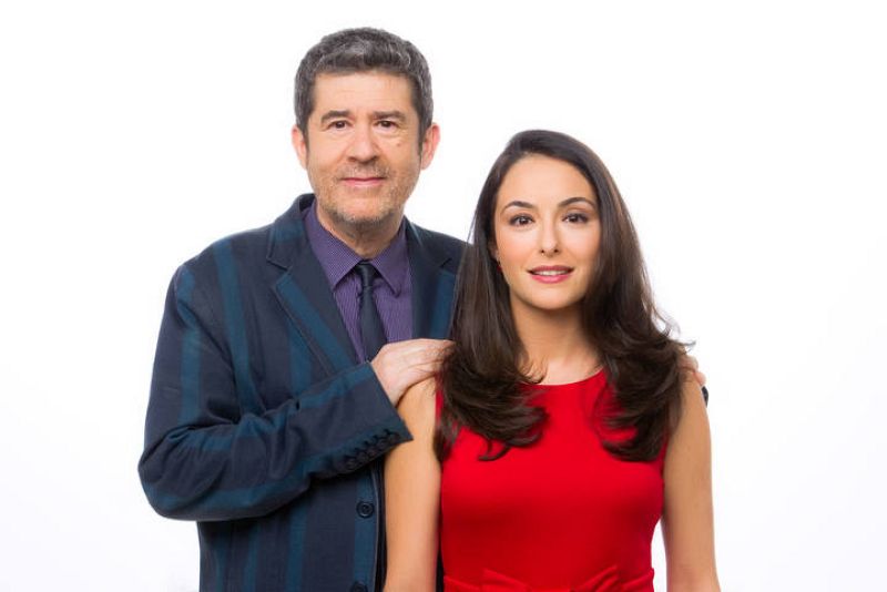 Mikaela Vergara y Carlos Santos, presentan 'Los clásicos' de Radio Nacional.