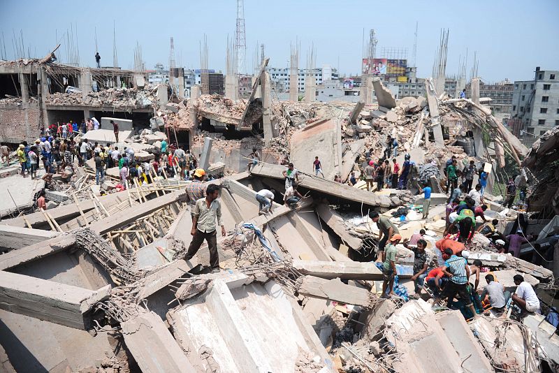 Un edificio de ocho plantas se ha derrumbado a las afueras de Dacca, la capital de Bangladesh