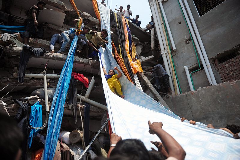 En el edificio había una fábrica textil. Los obreros fueron obligados a trabajar a pesar de que se habían detectado grietas.