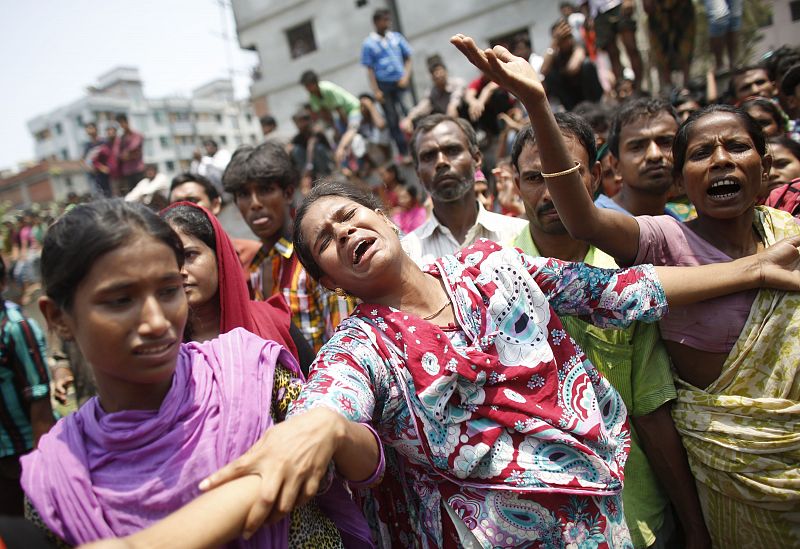 Familiares de los trabajadores que se encontraban en el Rana Plaza en el momento del derrumbe lloran por las víctimas