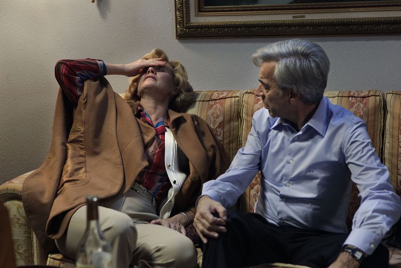 A Antonio le encanta el negocio porque es club tiene mucha clase, pero desde el primer momento es consciente de un pequeño inconveniente: ¿Cómo le va a contar a Merche que su nuevo negocio es un bar de alterne?