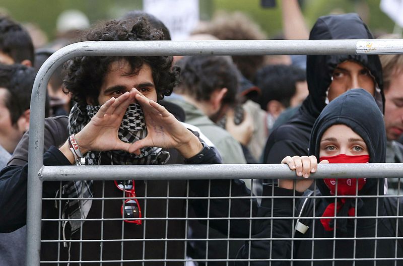 Dos manifestantes durante la protesta de Asedio el Congreso