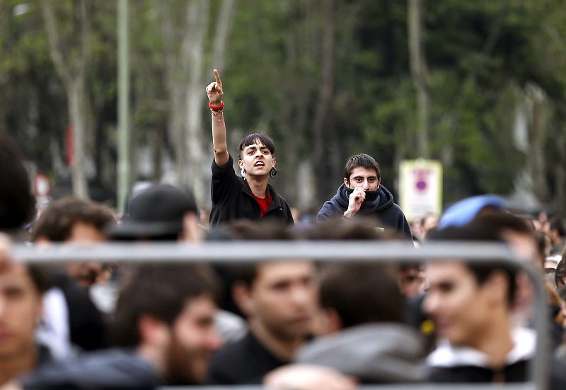 Varios manifestantes durante la protesta en la plaza de Neptuno