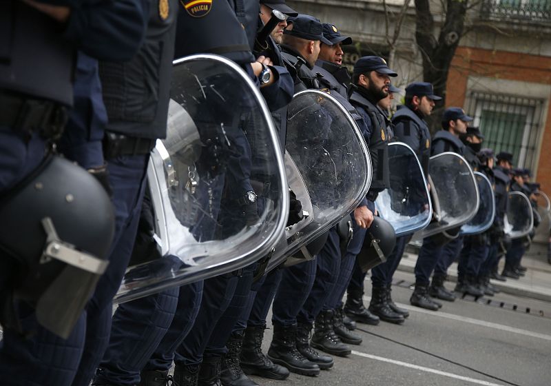 Una línea de policías antiditurbios protege los accesos al Congreso de los Diputados.