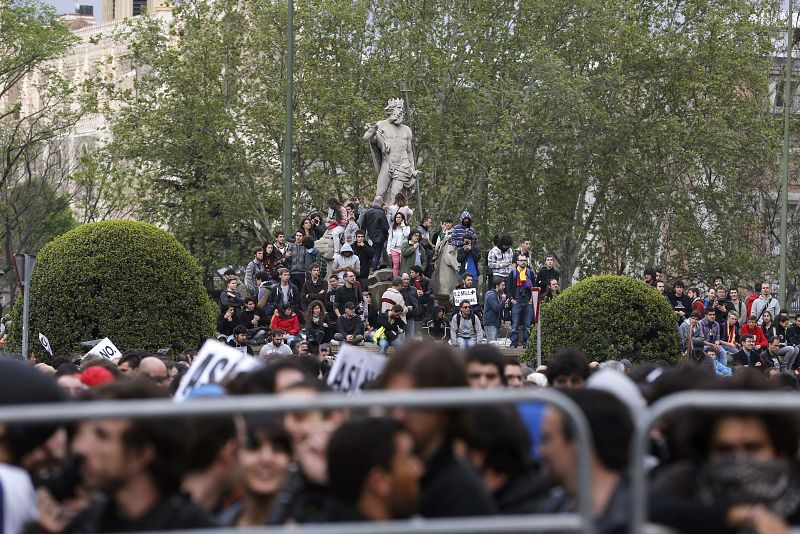 Decenas de manifestantes se han subido a la fuente de Neptuno que no ha sido vallada.