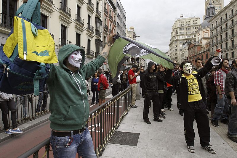 Asistentes a la protesta que llama a "asediar" en el centro de Madrid antes de ir hacia el Congreso