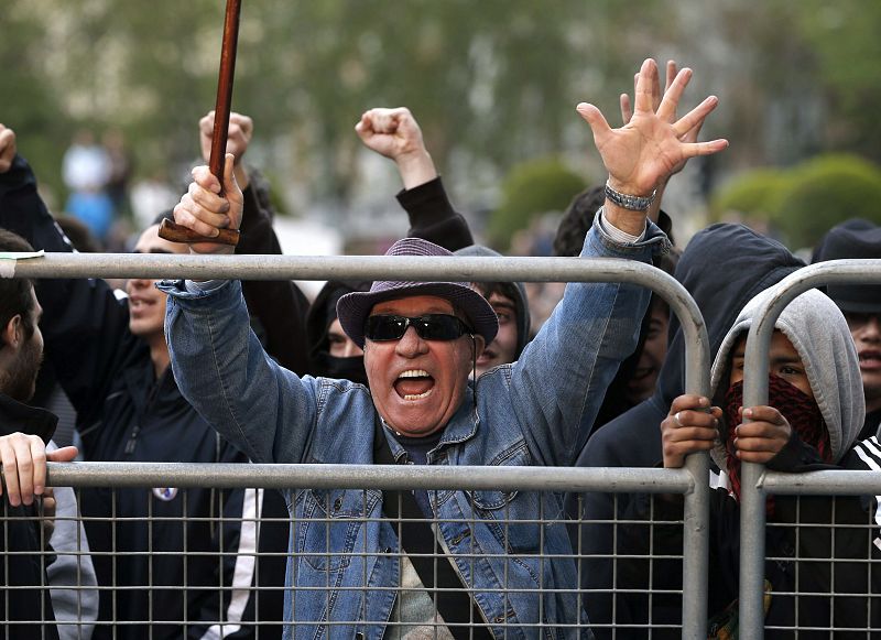 Un manifestante durante la protesta contra las principales instituciones del Estado.