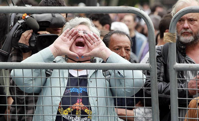 Los manifestantes han coreados gritos como "¡Corruptos!" y "Gobierno dimisión"