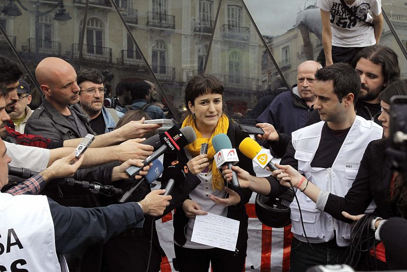 Elena, coordinadora del movimiento 25S, atiende a los medios de comunicación en la Puerta del Sol antes de ir hacia el Congreso