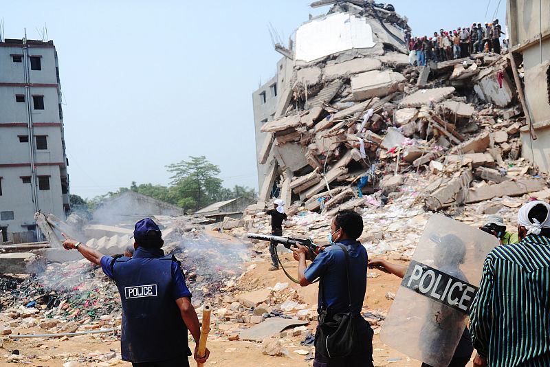 En Savar, la Policía ha disparado balas de goma a los trabajadores del sector textil que protestan contra sus condiciones laborales